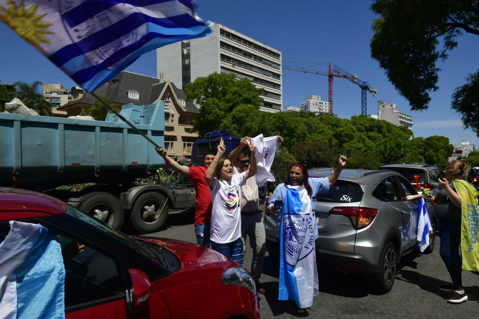 Festejos por el triunfo de Luis Lacalle Pou en la sede del candidato blanco, en Bulevar Artígas y Chaná. Foto: Fernando Ponzetto