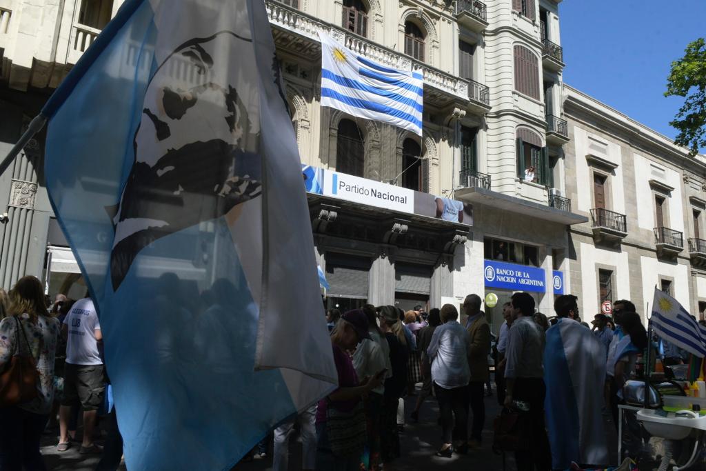 Festejos frente a la sede del Partido Nacional, en la calle Juan Carlos Gómez. Foto: Marcelo Bonjour