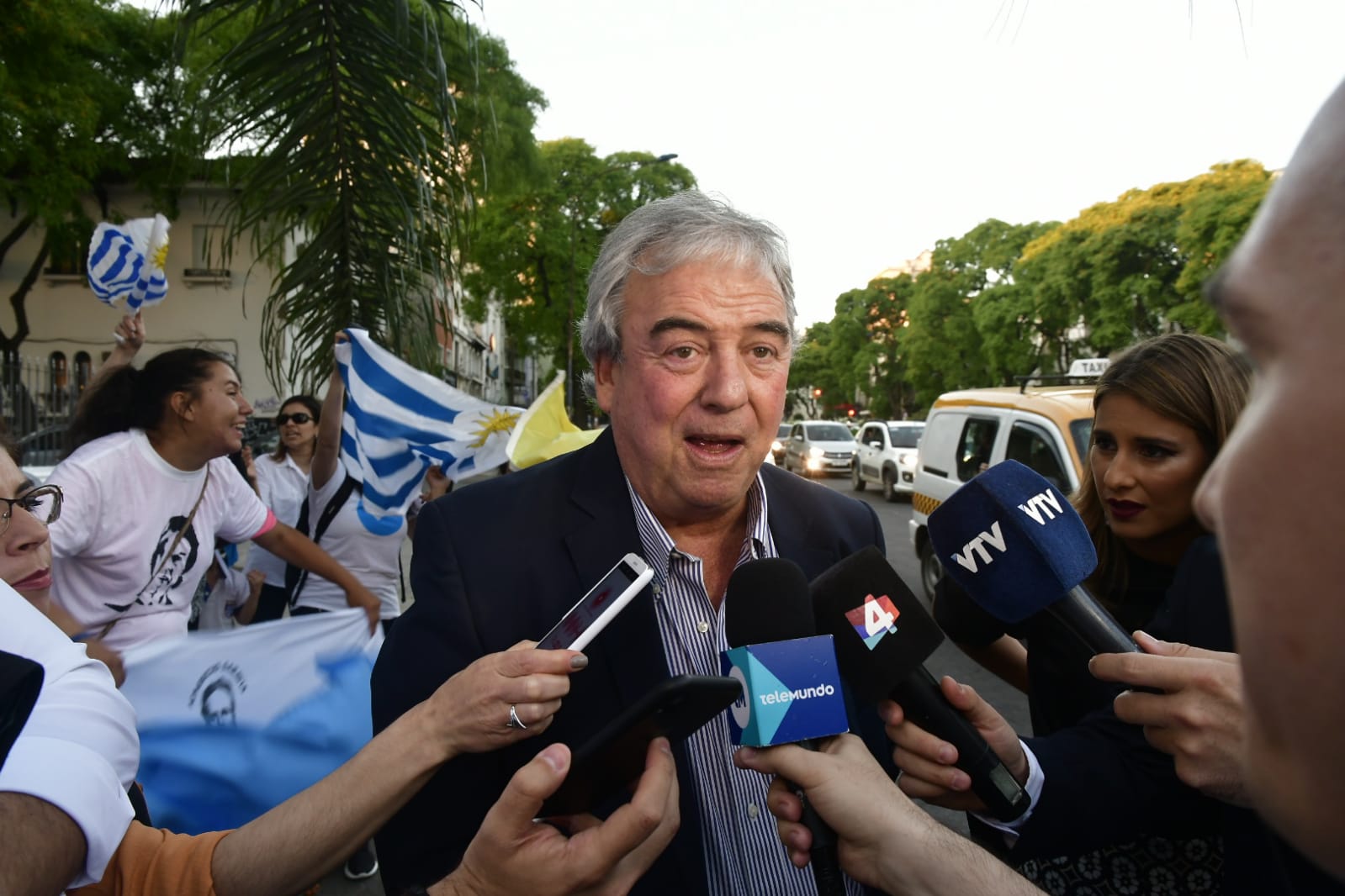 Luis Alberto Heber habla con los medios en medio de los festejos. Foto: Fernando Ponzetto