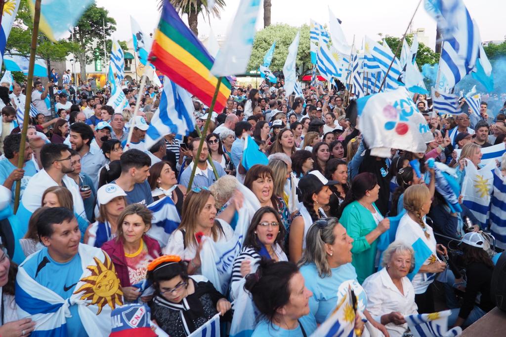 Cientos de simpatizantes de Lacalle Pou y de los partidos de la coalición multicolor salieron a la calle a celebrar el triunfo electoral. Foto: Ricardo Figueredo