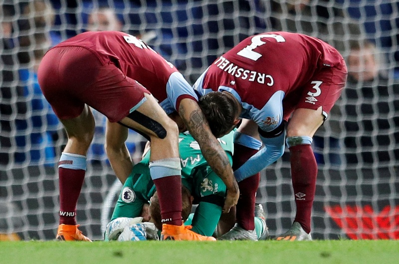 La emoción de David Martin y el saludo de sus compañeros tras el duelo entre West Ham y Chelsea. Foto: Reuters.