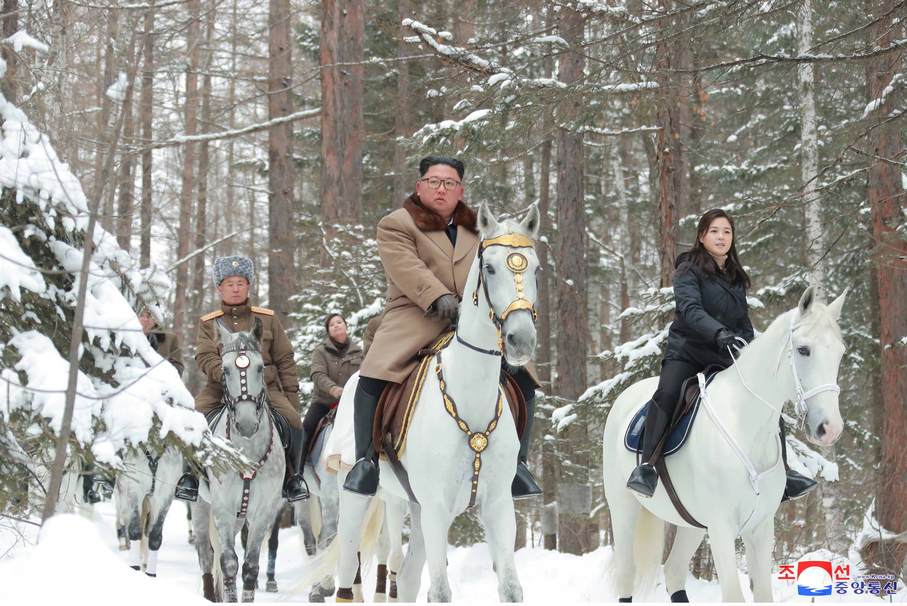 Kim Jong Un a caballo en medio de campos nevados en el Monte Paektu. Foto: KCNA via Reuters