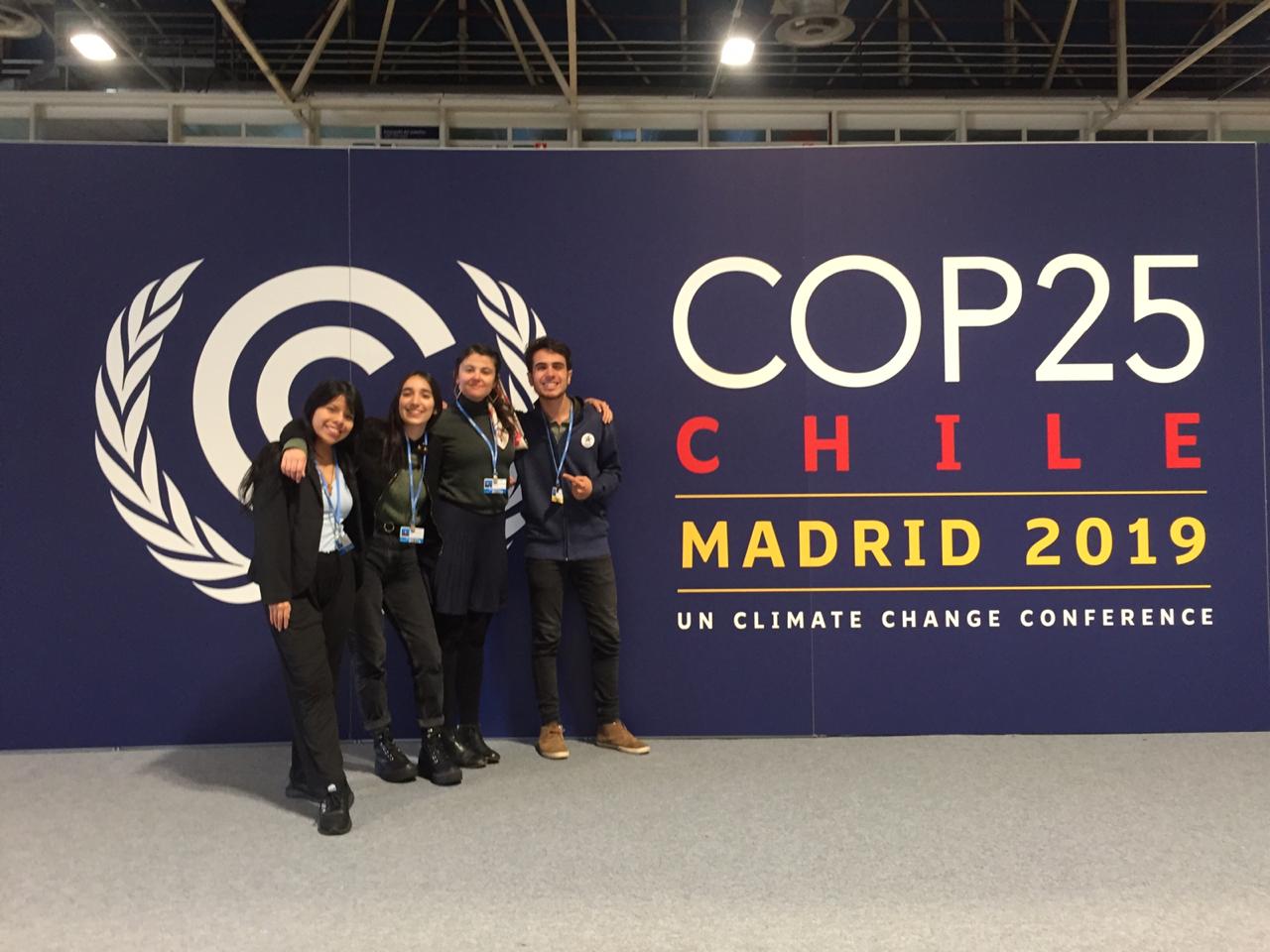 Un uruguayo, una chilena y una ecuatoriana en representación de miles de jóvenes latinoamericanos. Foto: EFE