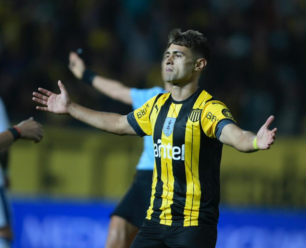 Luis Acevedo celebra el gol que marcó en el duelo entre Peñarol y Cerro Largo. Foto: Gerardo Pérez.