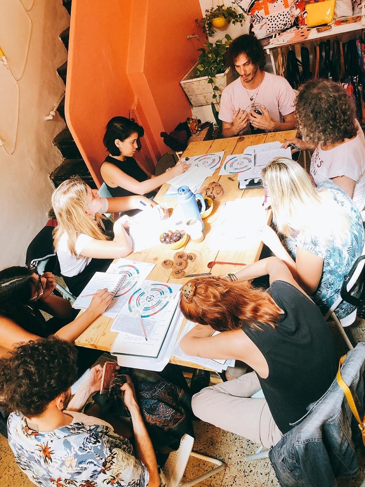 Juan Pino lee cartas natales