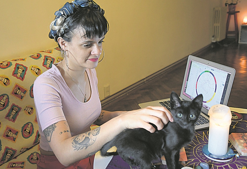 Vale Valuchi se define como astro lover y bruja fashion