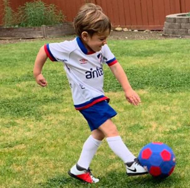 El hijo de Nicolás Lodeiro con los colores de Nacional y siempre con una pelota cerca.