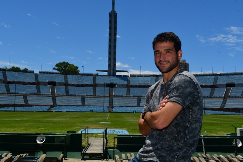 Nicolas Lodeiro en el Estadio Centenario con la Torre de los Homenajes de fondo. Foto: Francisco Flores.