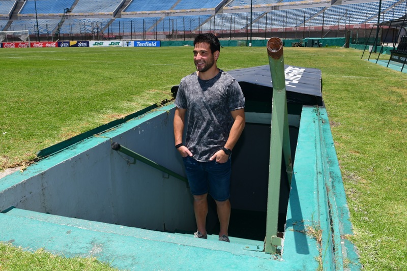 Nicolás Lodeiro en la puerta de uno de los túneles del Estadio Centenario. Foto: Francisco Flores.