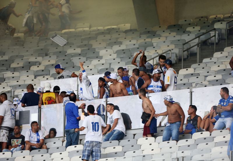 Distubrios tras el descenso de Cruzeiro. Foto: Reuters.