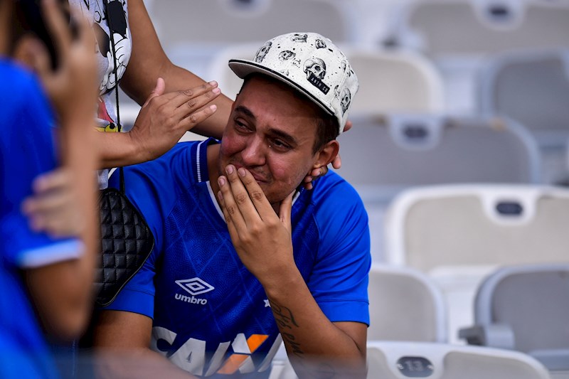 Los hinchas del Cruzeiro desconsolados ante el descenso de su equipo. Foto: EFE.