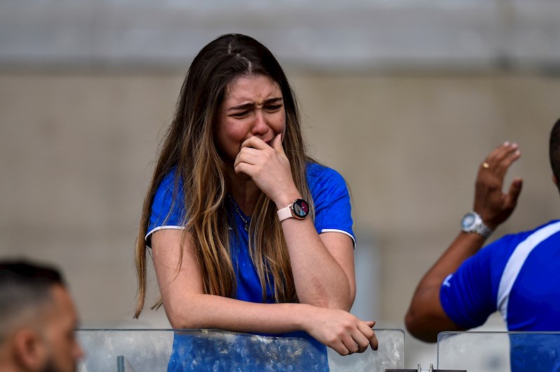 Los hinchas del Cruzeiro desconsolados ante el descenso de su equipo. Foto: EFE.