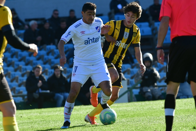 Gonzalo Castro junto a Facundo Pellistri durante el clásico del Torneo Intermedio. Foto: Gerardo Pérez.