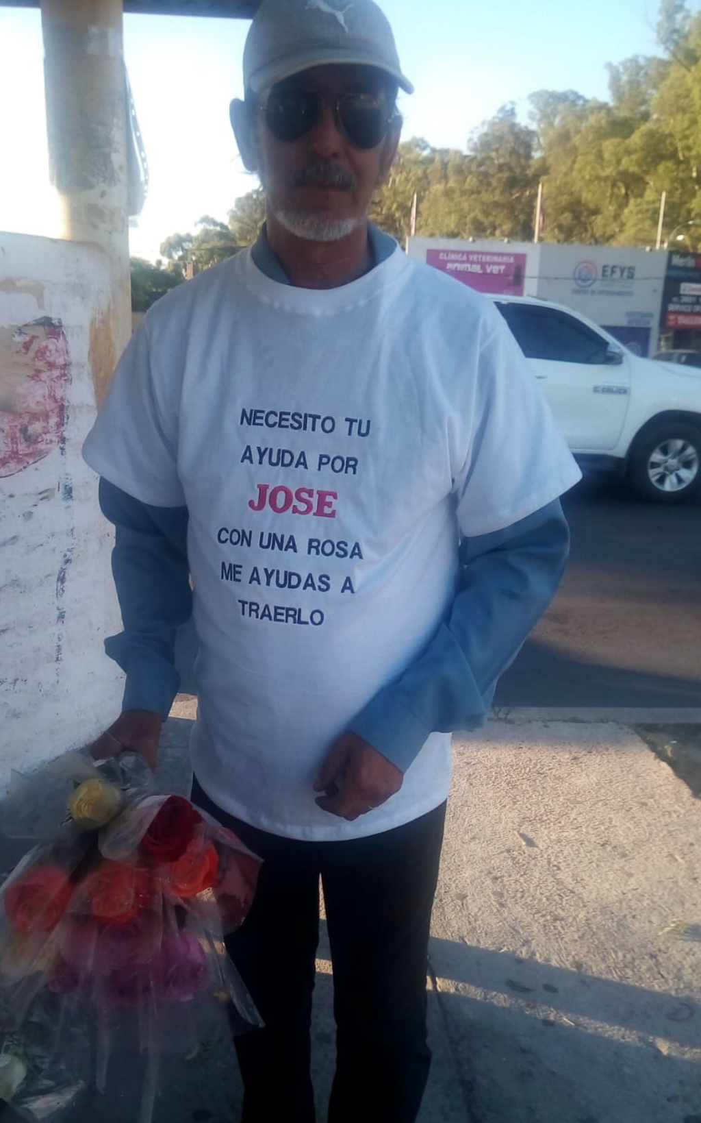 El padre del joven ha estado vendiendo rosas en Camino Carrasco y Avenida a la Playa. Foto: El País
