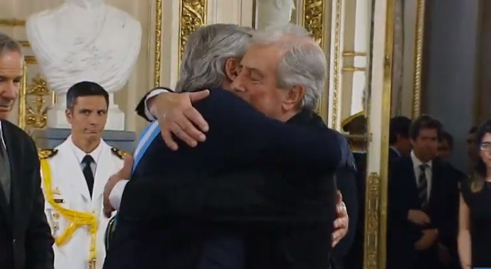 Tabaré Vázquez y Luis Lacalle Pou saludan a Alberto Fernández. Foto: Captura