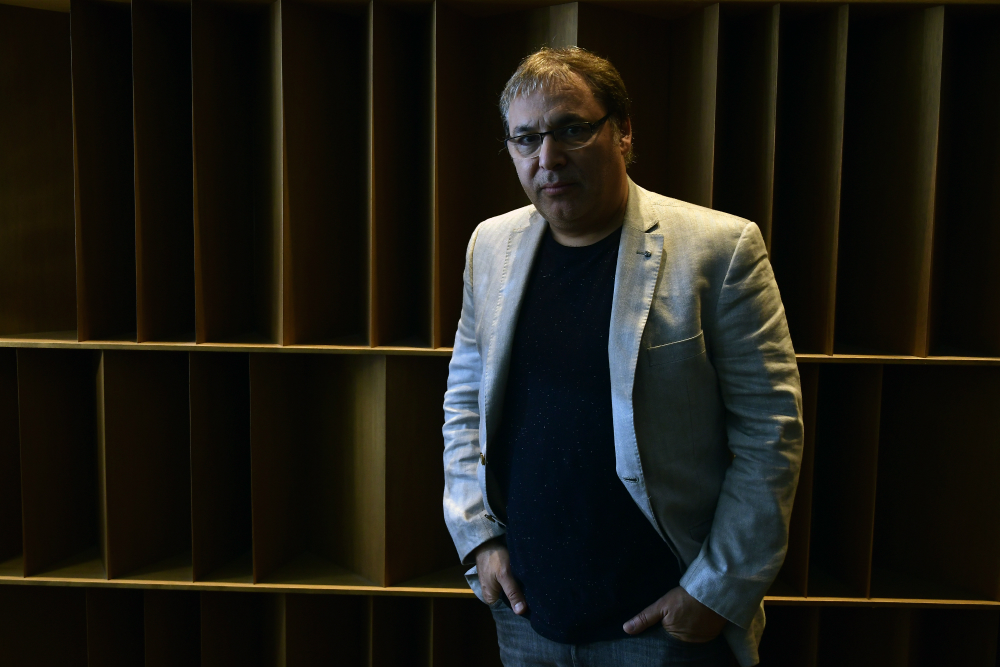 Gabriel Rolón charló con El País sobre su nueva novela, un ensayo sobre la historia de la pasión. Foto: Fernando Ponzetto