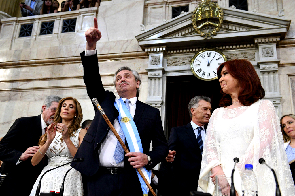 Alberto Fernández y Cristina Kirchner saludan al público tras el cambio de mando. Foto: AFP