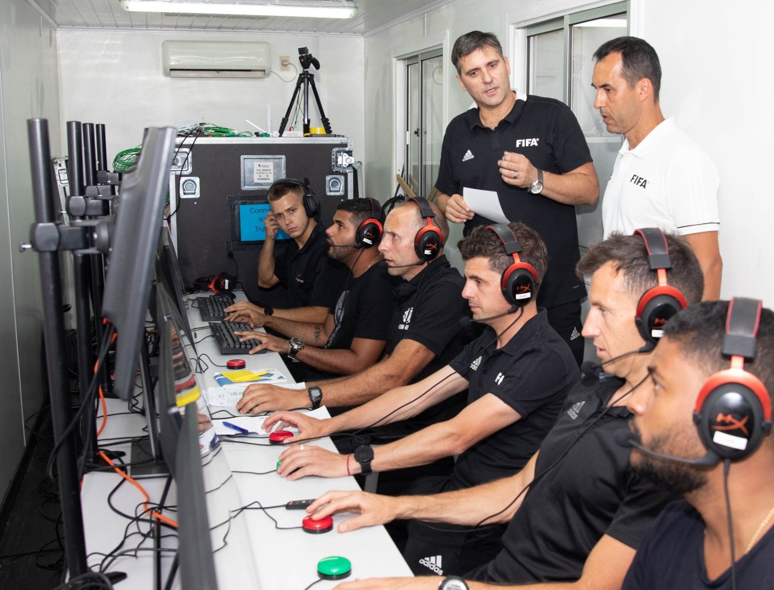 Daniel Fedorczuk, Andrés Cunha y Nicolás Tarán en el VAR con tres operadores y Darío Ubríaco.