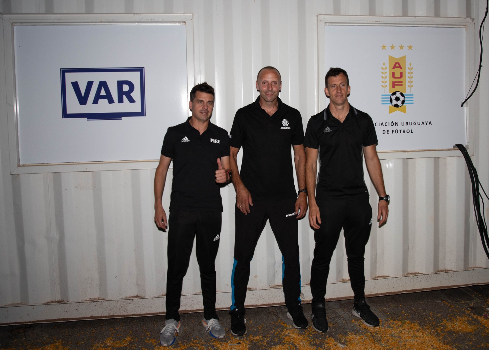 Andrés Cunha, Daniel Fedorczuk y Nicolás Tarán en el VAR en el Centenario.
