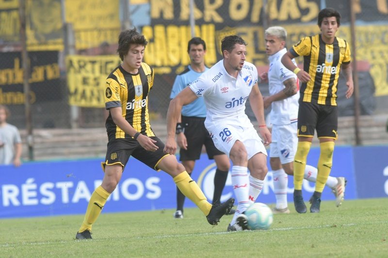 Armando Méndez en el duelo entre Peñarol y Nacional. Foto: Marcelo Bonjour.