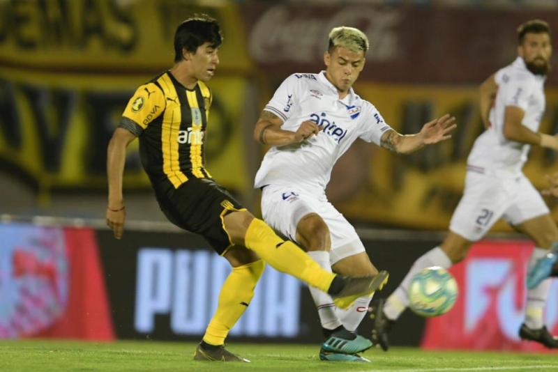 Matías de los Santos y Felipe Carballo en el duelo entre Peñarol y Nacional. Foto: Gerardo Pérez