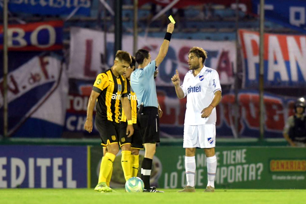 Rafael García amonestado en el clásico Peñarol vs. Nacional - amarilla mostrada por Andrés Matonte