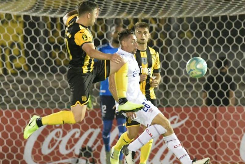 Giovanni González y Armando Méndez disputan la pelota en el Peñarol-Nacional. Foto: Leonardo Mainé.
