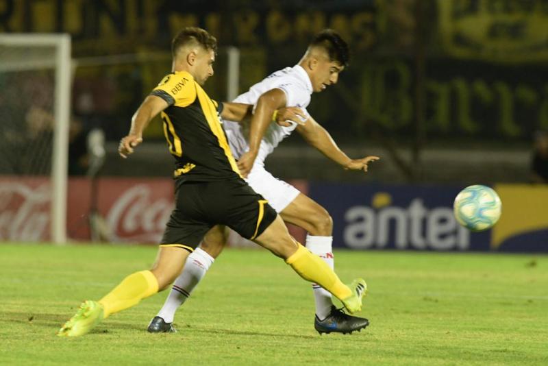Luis Acevedo y Mathías Laborda en el duelo entre Peñarol y Nacional. Foto: Gerardo Pérez.