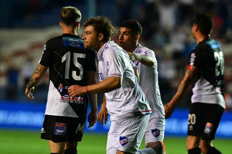 Rafael García celebra su tanto ante Danubio. Foto: Gerardo Pérez.