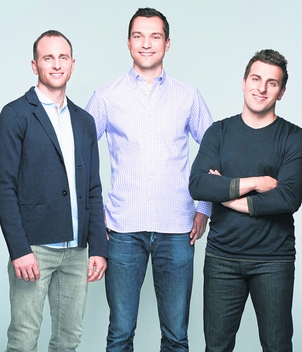 Con sus socios y cofundadores Brian Chesky y Nathan Blecharczyk.