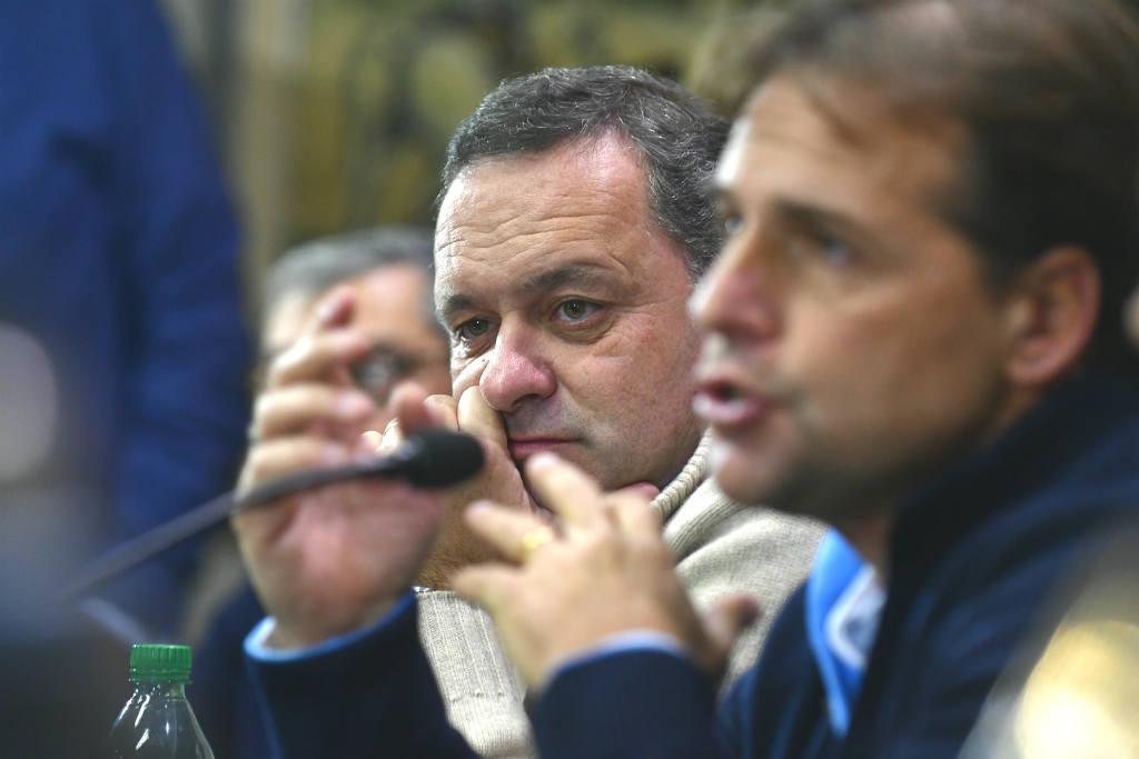 Álvaro Delgado escucha hablar al presidente electo Lacalle Pou. Foto: Fernando Ponzetto