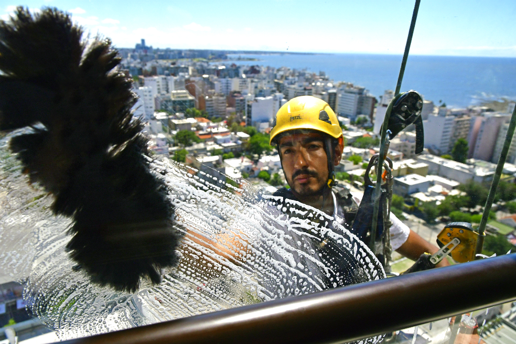 Las primera diferencias son en la tasa de feminización y cómo se distribuyen los trabajadores por grupos de edad. Foto: Fernando Ponzetto