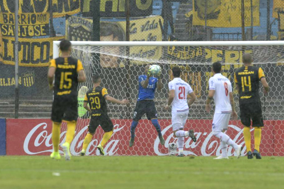 Luis Mejía en el Clásico Clausura Nacional vs. Peñarol