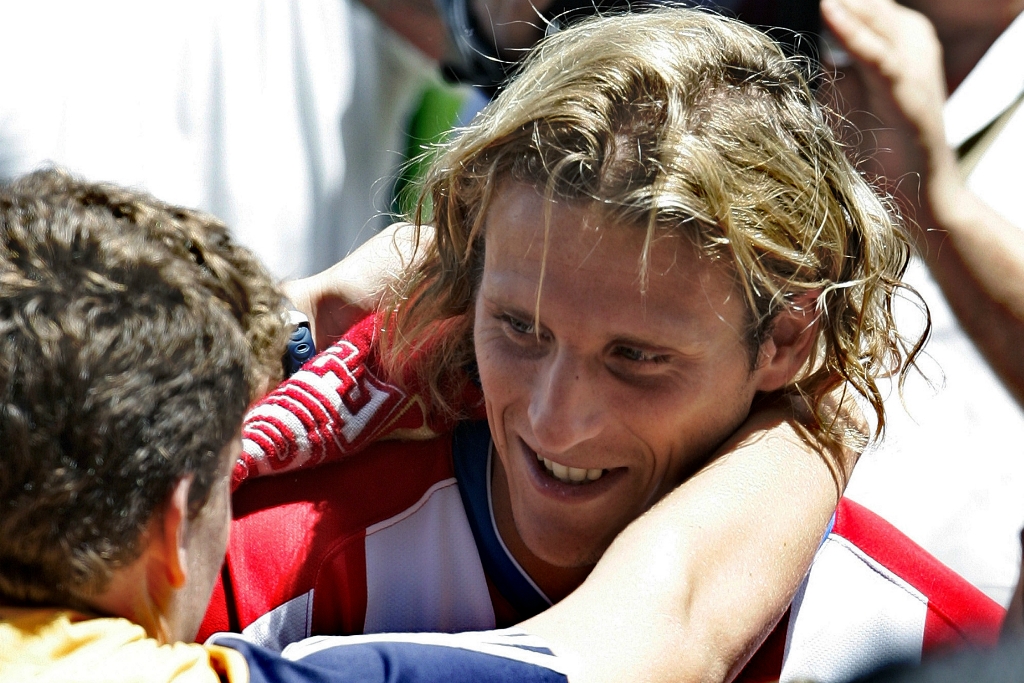 Un hincha del Atlético de Madrid saluda a Diego Forlán. Foto: Archivo.