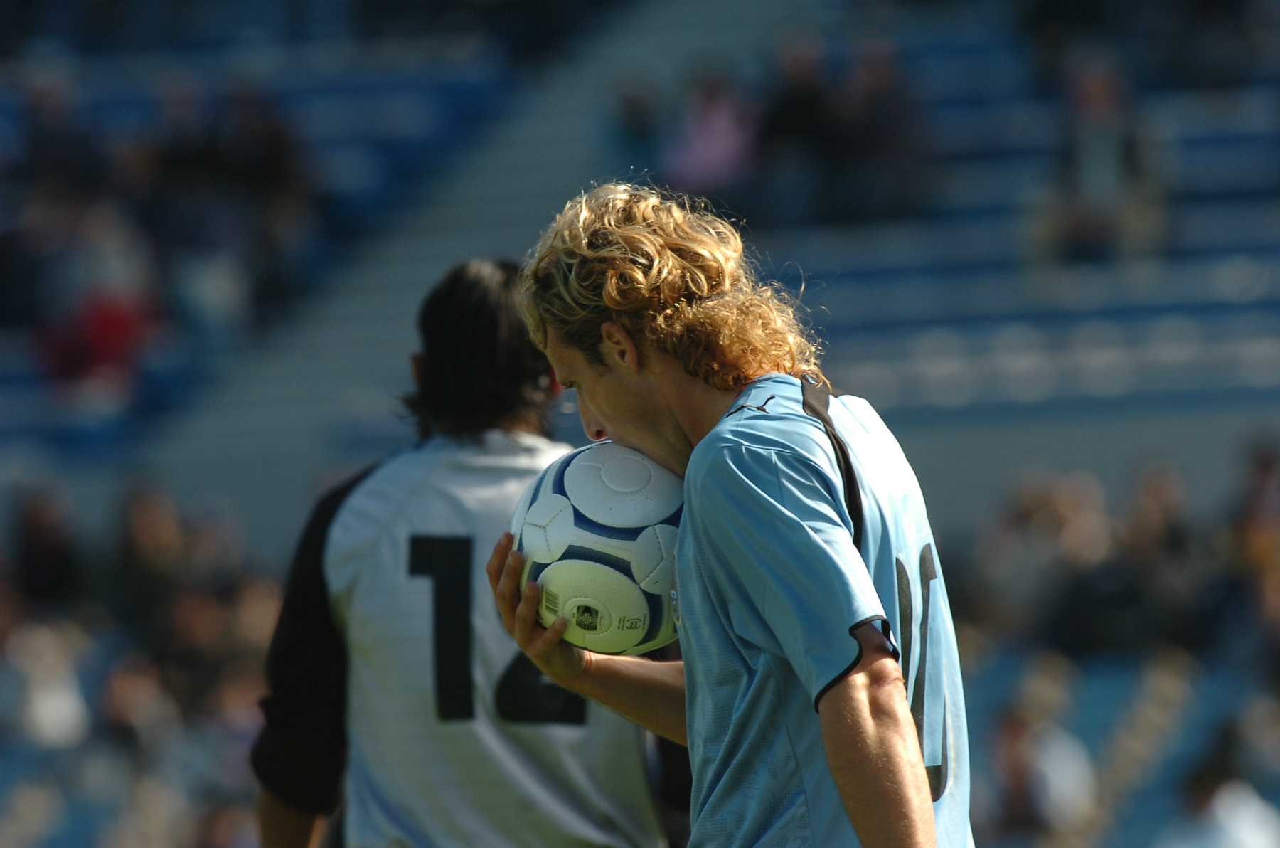 ¿Beso o mordida? ¿Cariño o bronca? Diego Forlán y una relación especial con la redonda. Foto: Archivo El País.