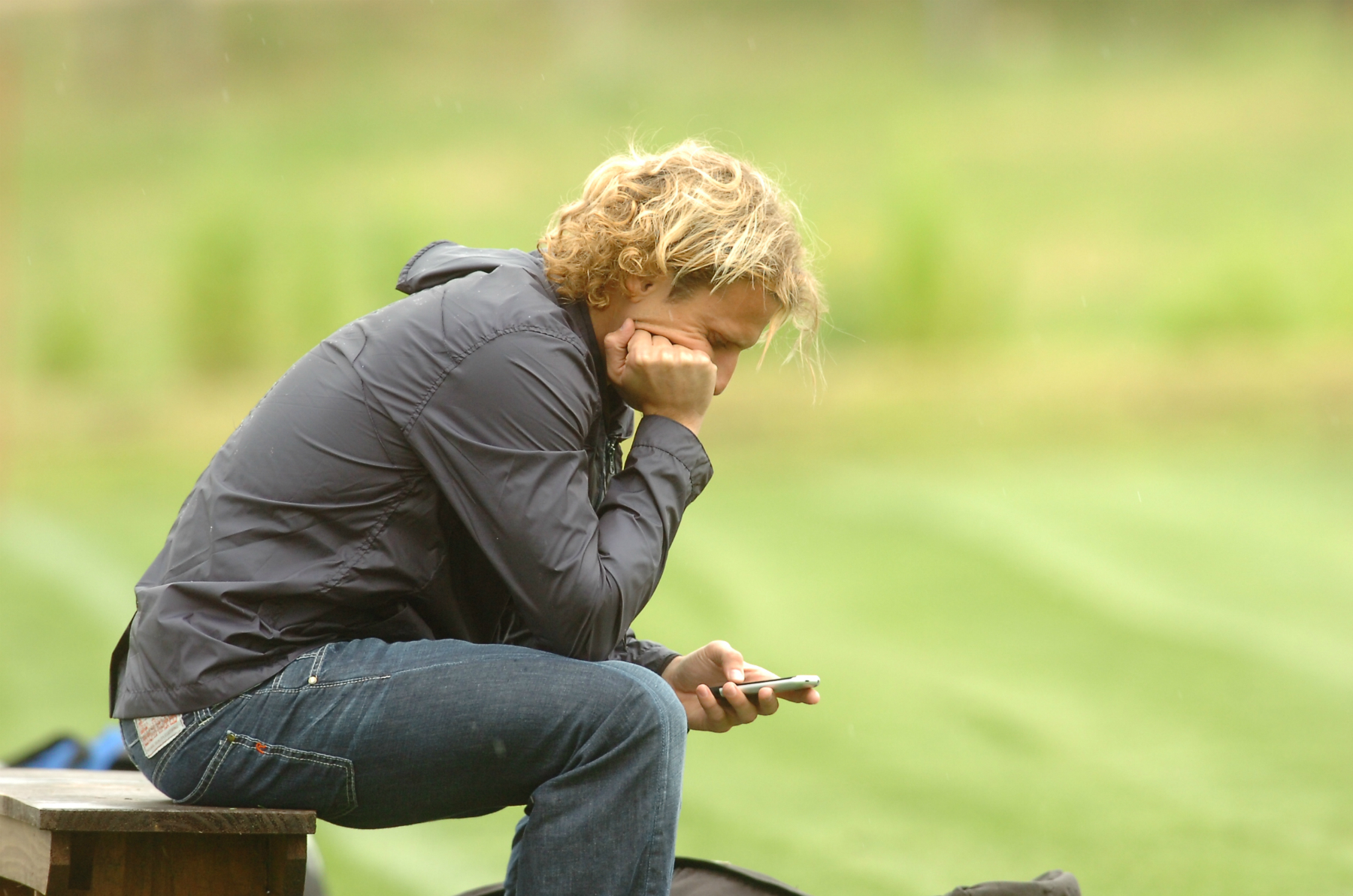 Forlán en el Complejo Celeste previo al entrenamiento, chateando con el celular. Foto: Archivo El País.