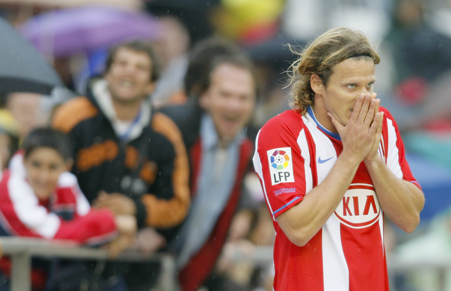 ¿Frío o enojo? Forlán con la camiseta del Atlético de Madrid. Foto: Archivo.