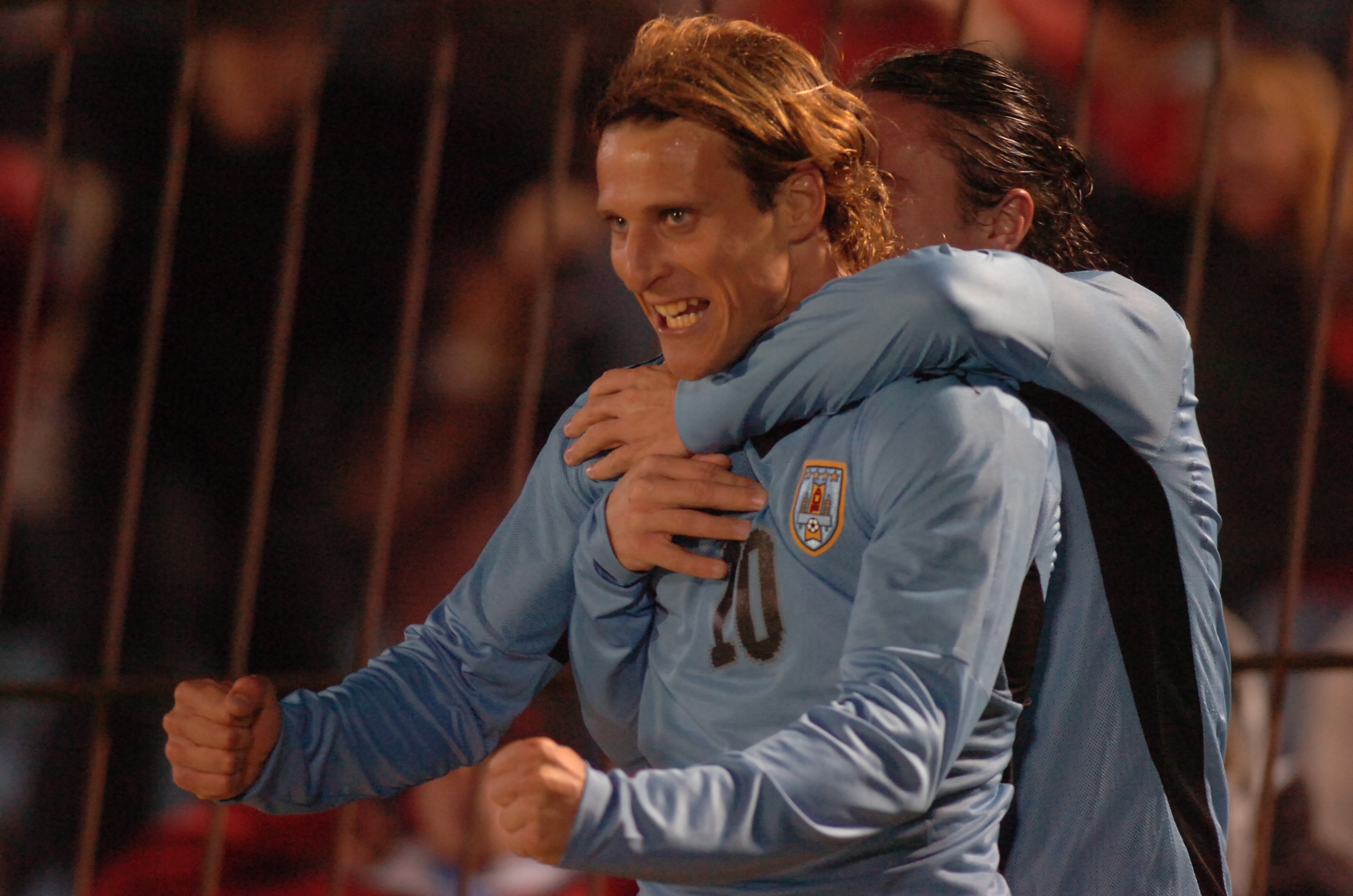 Grito de gol con la Celeste, mientras Cristian Rodríguez celebra con él. Foto: Archivo El País.