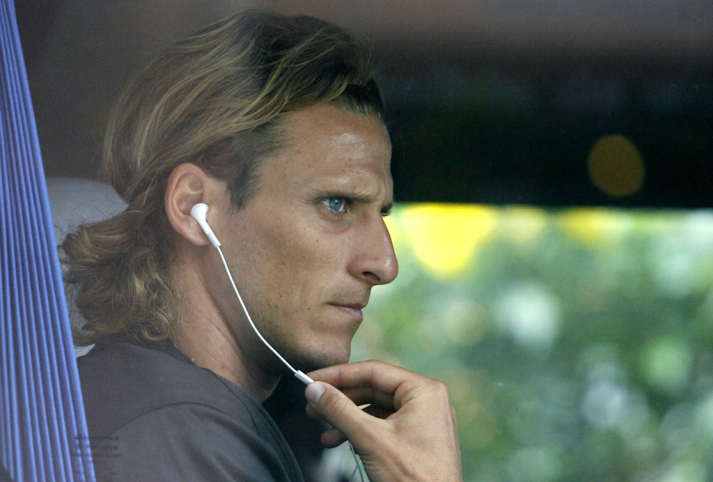 Un Forlán pensativo y enchufado en el ómnibus de la selección. Foto: Archivo El País.