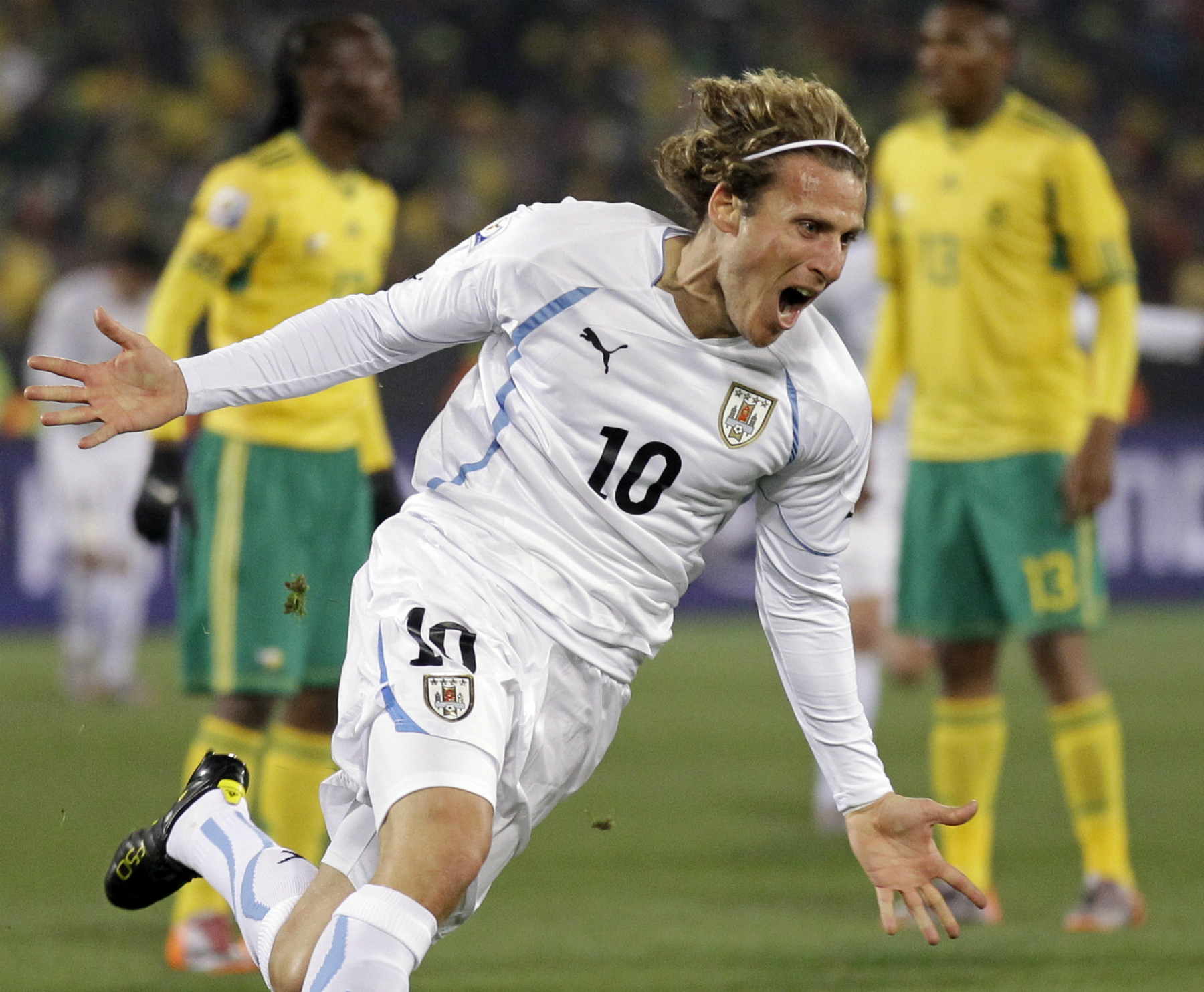Gol de Diego Forlán, ante Sudáfrica, en el Mundial de 2010. Foto: Archivo El País.