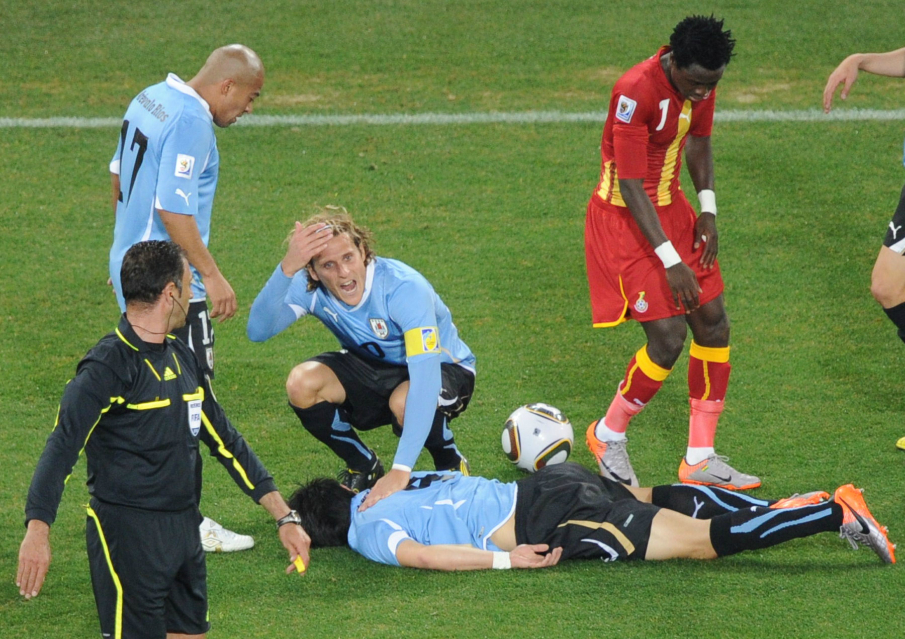 La preocupación de Diego Forlán luego del recordado golpe de Jorge Fucile. Foto: Archivo El País.