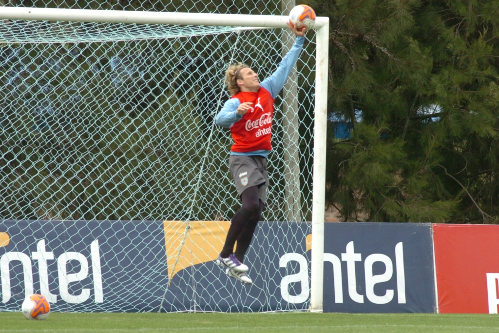 Diego Forlán cambió hacer los goles por evitarlos en una práctica con la selección. Foto: Archivo El País.