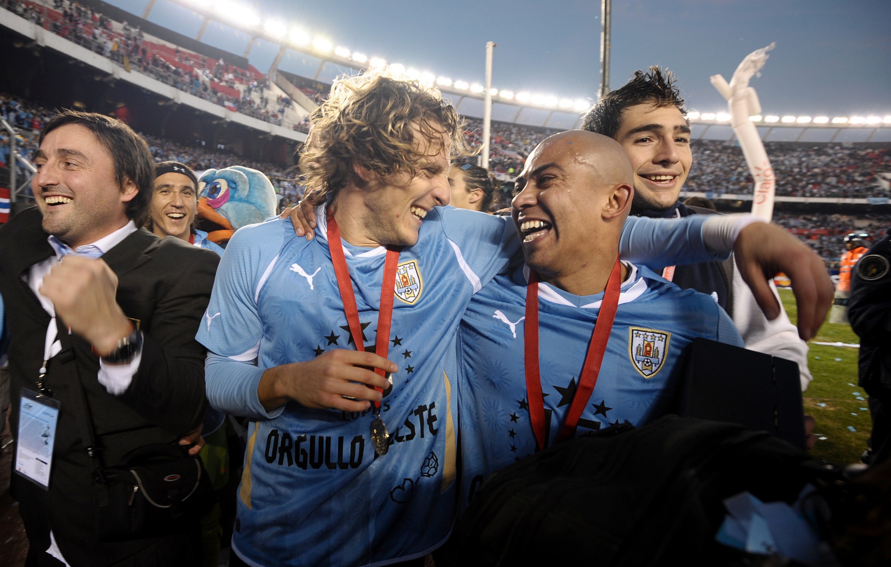 Alegría mano a mano con el "Cacha" Arévalo Ríos tras la consagración en 2011. Foto: AFP