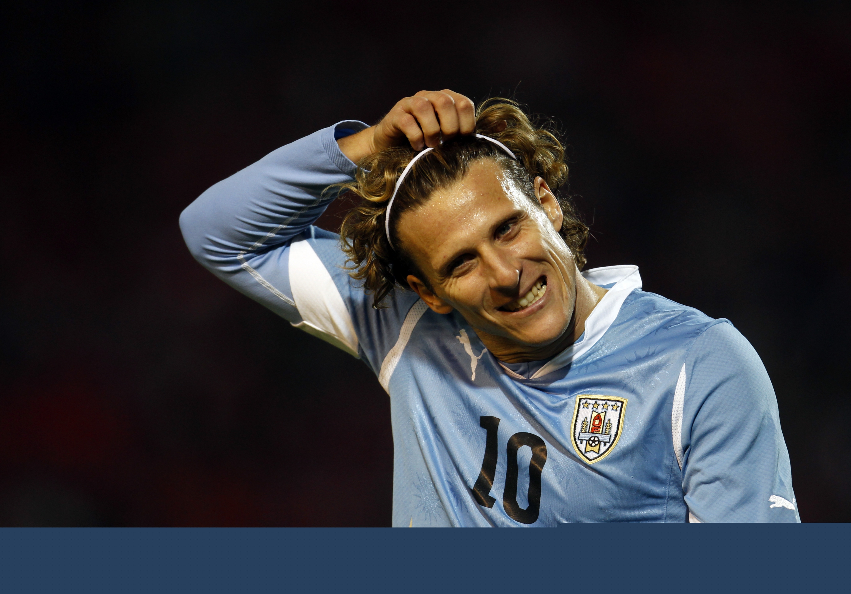 Diego y un accesorio que siempre lo acompañó: la vincha. Foto: Archivo.