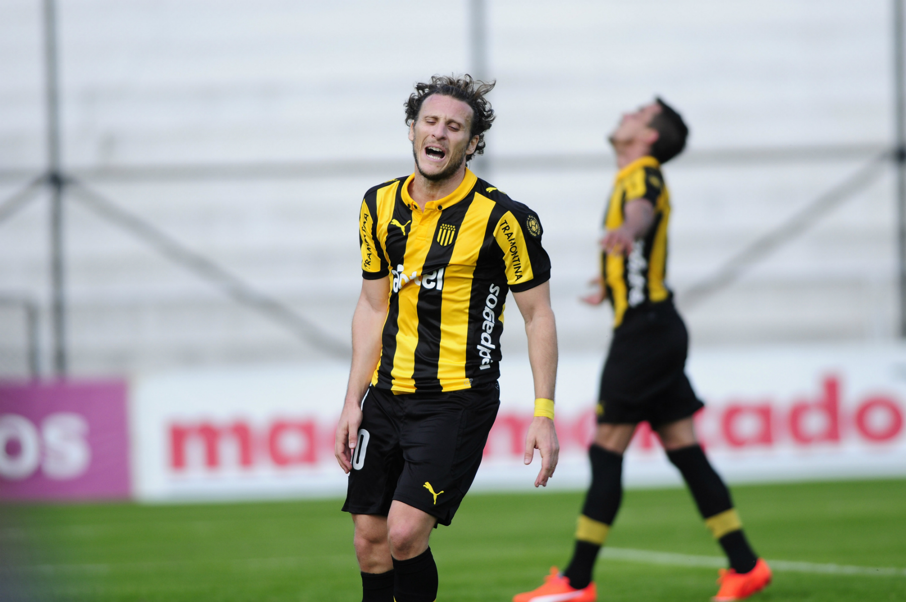 Enojo de Diego Forlán, utilizando la camiseta de Peñarol. Foto: Archivo El País.