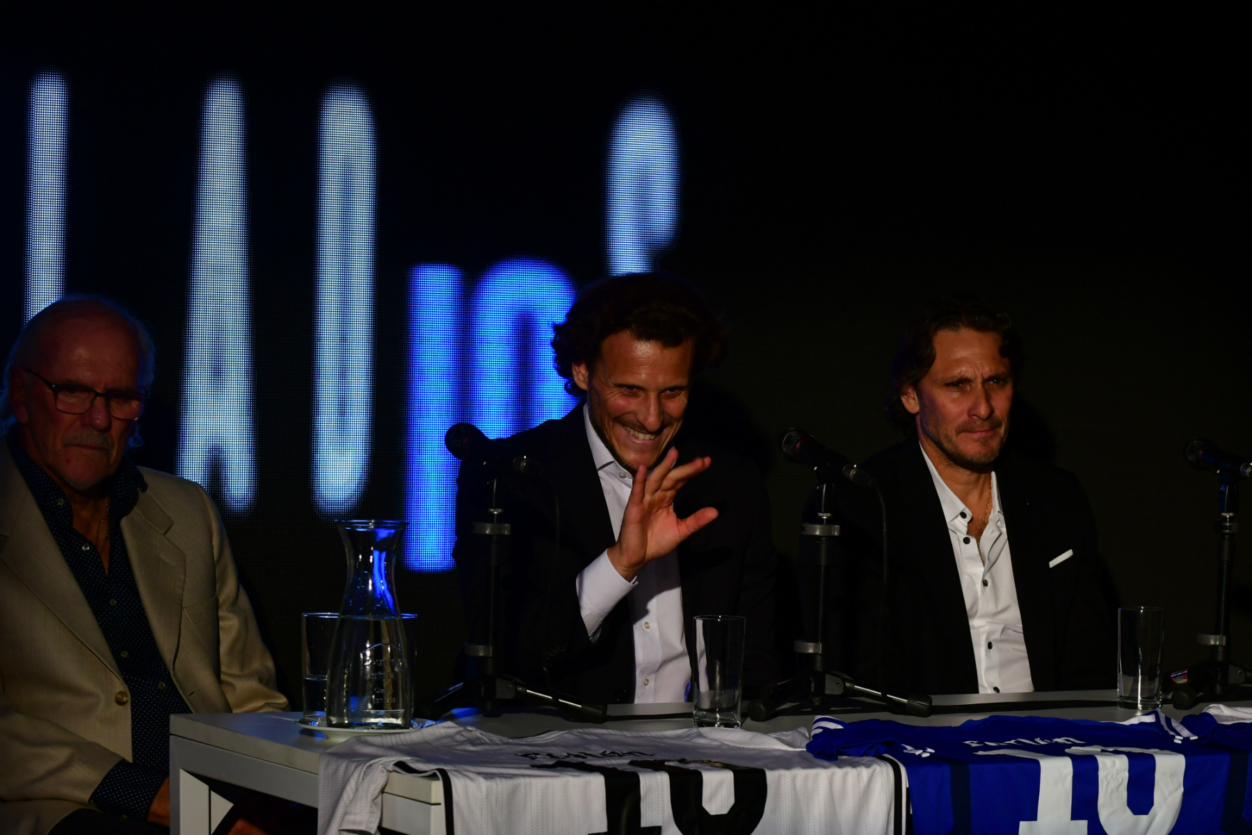 El saludo final de Diego Forlán el día que anunció su partido despedida. Foto: Archivo El País.