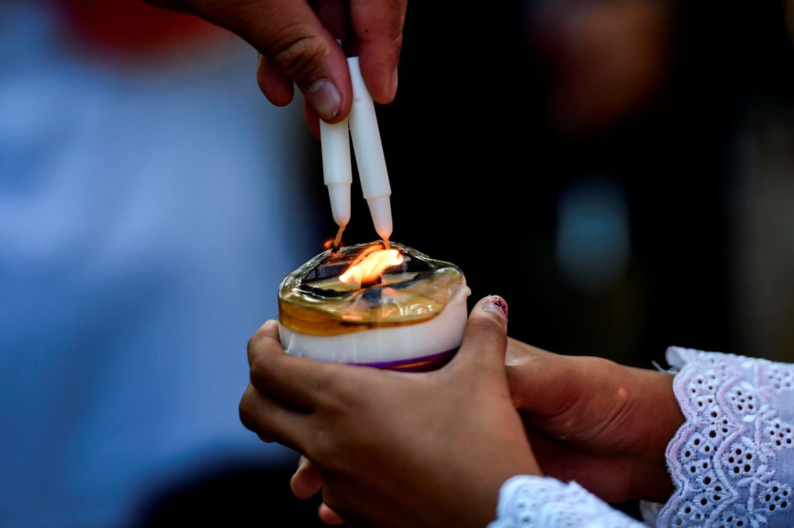 Rezos en los cementerios de Aceh a 15 años del tsunami. Foto: AFP.