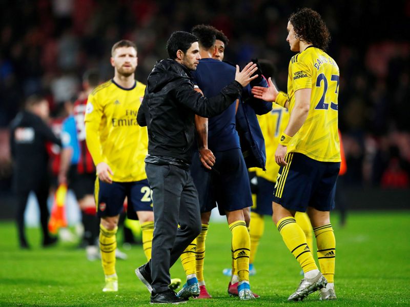 Mikel Arteta saludando a David Luiz en el final del partido. Foto: Reuters.