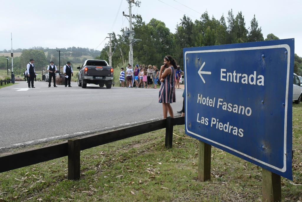 Entrada al hotel Fasano donde Luis Suárez y Sofía Balbi renuevan sus votos matrimoniales. Foto: Gerardo Pérez.