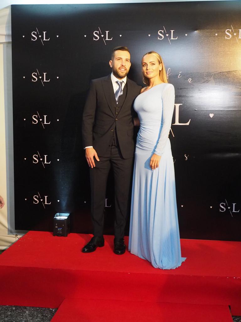 Jordi Alba y Romarey Ventura se tomaron fotos en la alfombra roja de la fiesta de renovación de votos de Suárez y Balbi. Foto: Ricargo Figueredo.